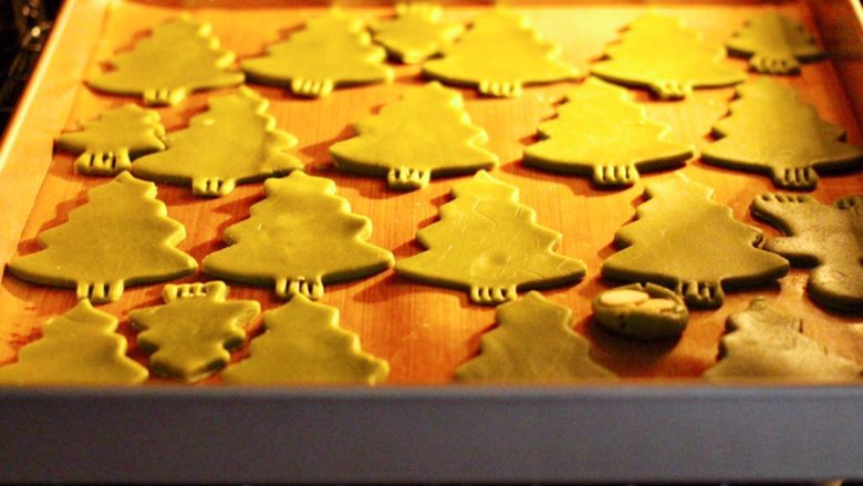 圣诞双色饼干,把抹茶的饼干也放入烤箱，上下管170度烤16分钟左右即可。