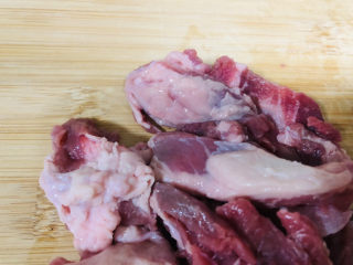 自制宝宝辅食牛肉松,把牛肉肥的部分切掉。
