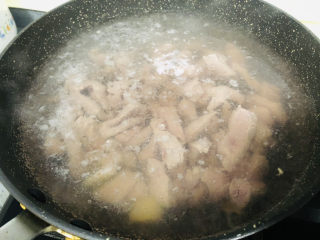 自制宝宝辅食牛肉松,水沸腾后下入牛肉和姜片，大约煮一个小时。