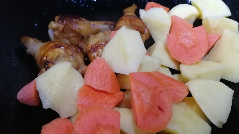 鸡肉炖土豆,放土豆块和胡萝卜块。