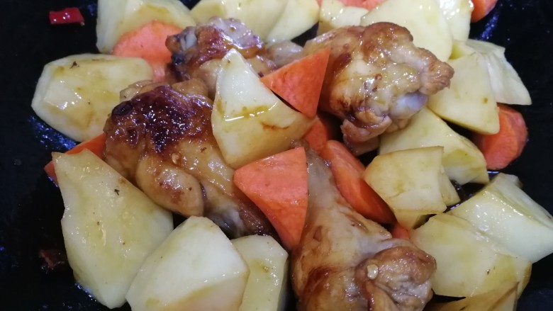 鸡肉炖土豆,文火翻炒均匀。