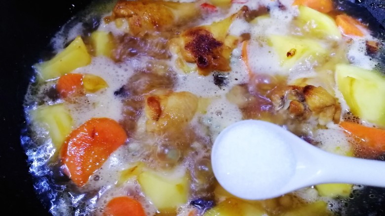 鸡肉炖土豆,大火煮开，加盐调味。