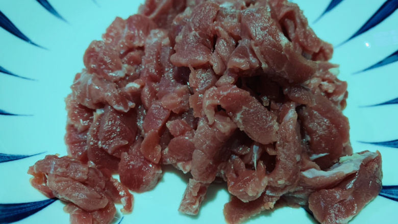 尖椒牛柳,牛肉横纹切条状