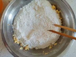 玉米面窝窝头,晾至温热加入白砂糖，酵母，普通面粉
