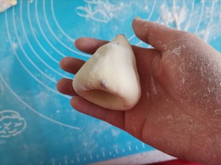 玉米面窝窝头,取一个剂子用大拇指按出窝窝头形状