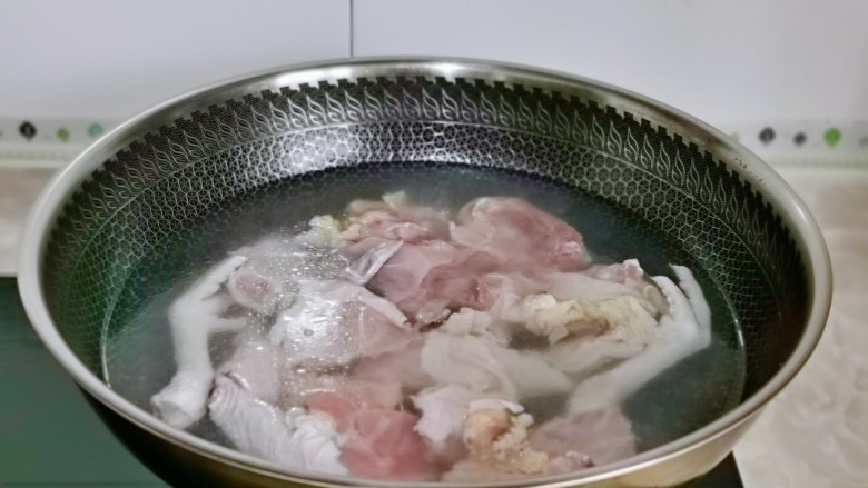 鸡肉炖土豆,鸡块冷水下锅焯水，大火烧开煮2分钟，捞出反复冲冷水，将鸡块上的杂质冲洗干净。