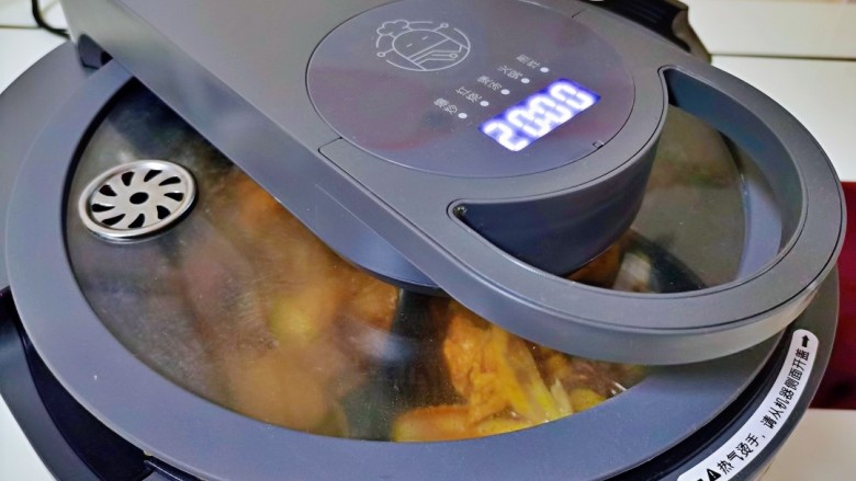 鸡肉炖土豆,启动炒菜机红烧功能，自动时间为20分钟。