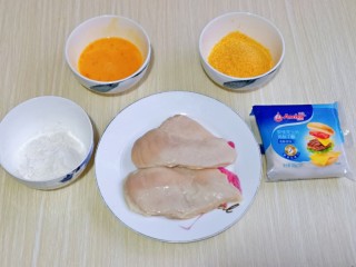爆浆鸡排,准备食材，鸡蛋磕碗里打散，面包糠的量可以根据实际情况增减。