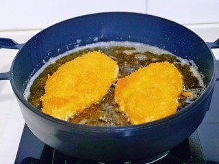 爆浆鸡排,小火煎制两面金黄即可。