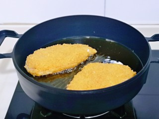 爆浆鸡排,锅中加入适量食用油，小家加热，待油温6成热放入裹好面包糠的鸡排。