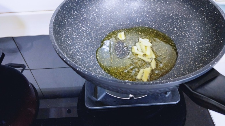 尖椒牛柳,起油锅，加入切好的姜丝蒜末炒香。