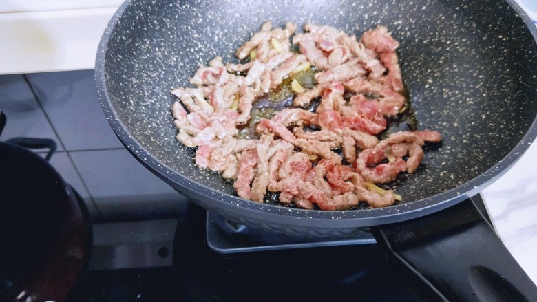 尖椒牛柳,再加入牛柳，中火翻炒至牛肉变色。