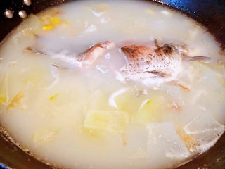 冬瓜鲫鱼汤,最后放入盐和味精调味均匀即可出锅享用