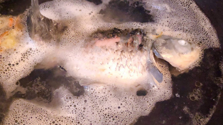 冬瓜鲫鱼汤,在煮鱼的时候要不停的撇去多余的浮沫
