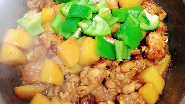 鸡肉炖土豆,加入青椒翻炒均匀。
