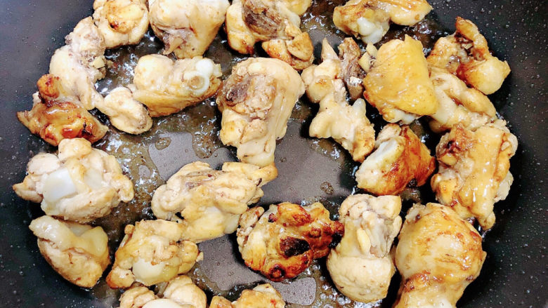 鸡肉炖土豆,放入鸡翅根翻炒均匀。