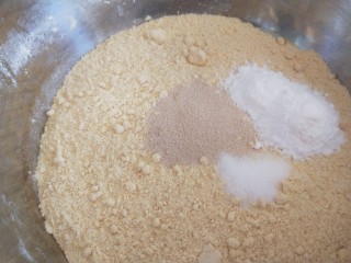 玉米面窝窝头,加入面粉里，加糖霜，盐。