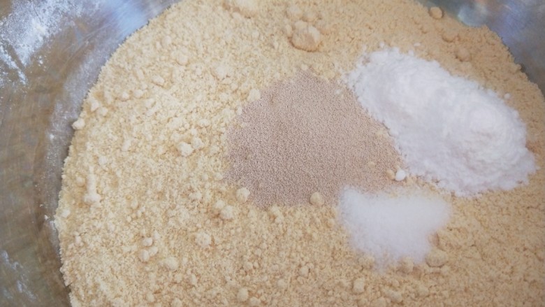 玉米面窝窝头,加入面粉里，加糖霜，盐。
