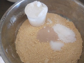 玉米面窝窝头,在加入100克小麦粉合成面团。