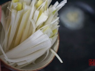 葱烧北极贝,4、热锅加入黄油，待黄油融化后加入切好的葱丝。
