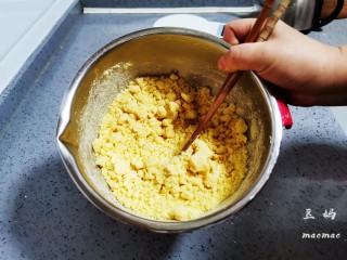 玉米面窝窝头,倒入玉米面里，搅拌成絮状，可预留10克水调整湿度
