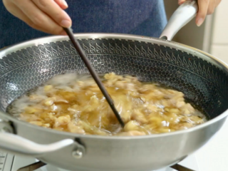 孜然鸡脆骨,这里最好还是一个一个放，手速快一些，放几个就用筷子搅动一下，避免粘锅