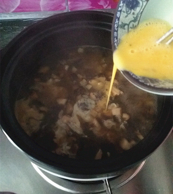 胡辣汤,将鸡蛋液均匀地淋入锅中