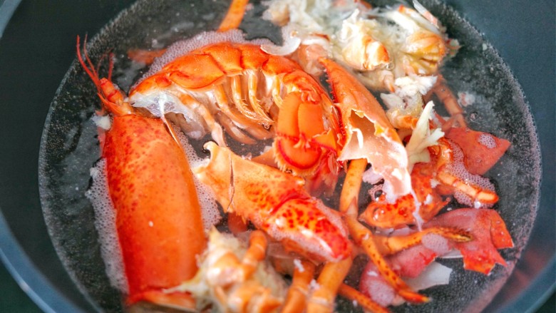 酸梅子龙虾茶泡饭,4、拆好的龙虾壳不丢，我们先做一个简易的龙虾汤底。