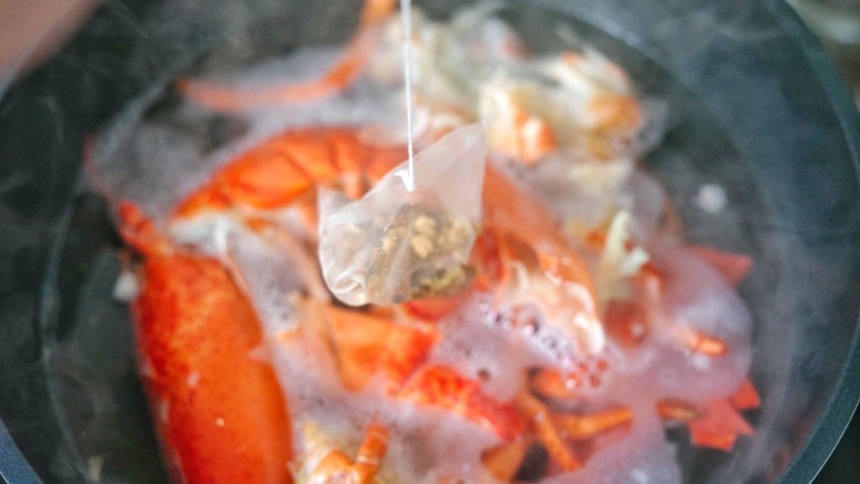 酸梅子龙虾茶泡饭,5、虾壳放入锅中加<a style='color:red;display:inline-block;' href='/shicai/ 156925'>水</a>烧开后，加入茶叶包，关火静置5分钟后即可。