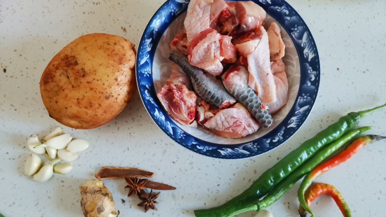鸡肉炖土豆,准备食材备用