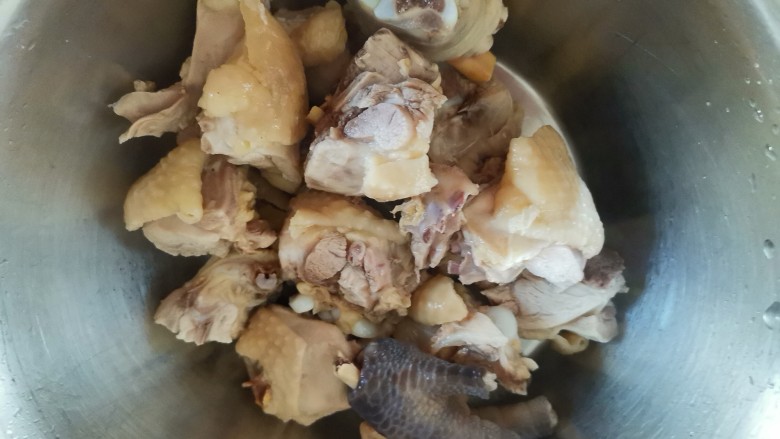 鸡肉炖土豆,煮好捞出再次洗干净控干水分
