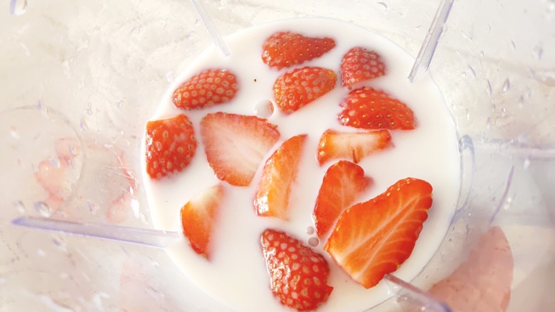 草莓奶昔,倒入牛奶