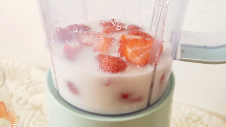 草莓奶昔,按榨汁键