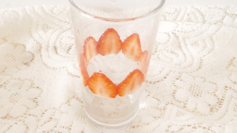 草莓奶昔,草莓切薄片贴在杯壁