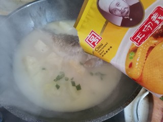 冬瓜鲫鱼汤,加入适量的鸡精，即可出锅。