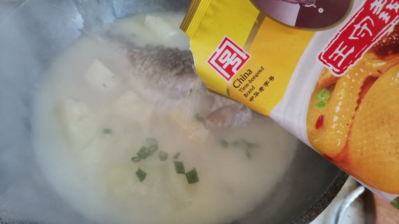 冬瓜鲫鱼汤,加入适量的鸡精，即可出锅。