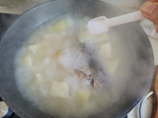 冬瓜鲫鱼汤,炖至冬瓜软烂，加入适量的盐调味