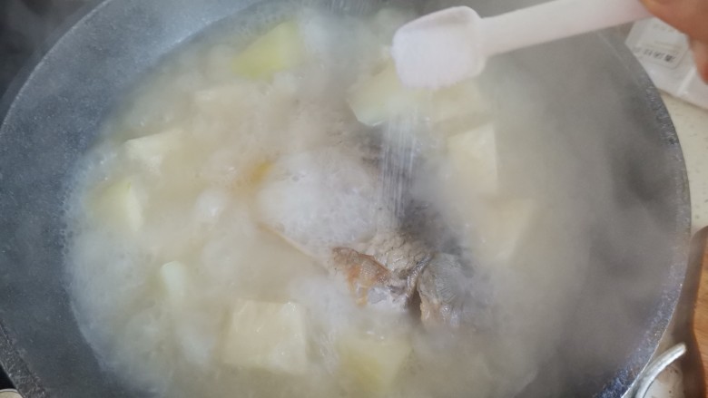 冬瓜鲫鱼汤,炖至冬瓜软烂，加入适量的盐调味