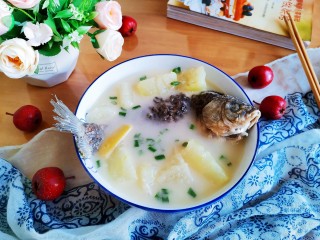 冬瓜鲫鱼汤,美味鲜香，营养丰富的冬瓜鲫鱼汤就做好了