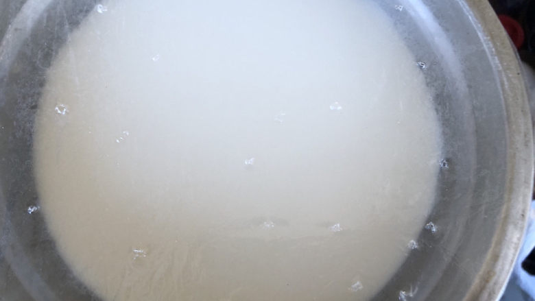 花生芝麻糯米糍,倒入面粉糊，盖上保鲜膜，保鲜膜上扎些小孔。