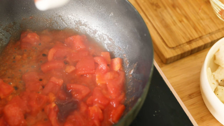 酸甜番茄龙利鱼，汤汁浓郁味道鲜,不断翻炒，直至软烂出汤