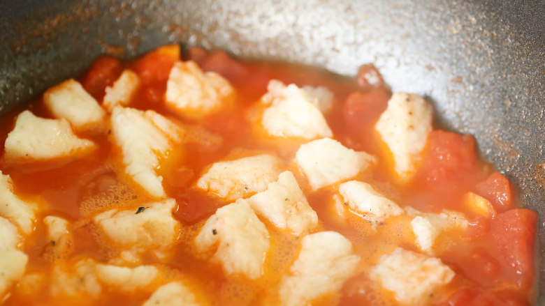 酸甜番茄龙利鱼，汤汁浓郁味道鲜,水开后放入鱼肉，煮2分钟