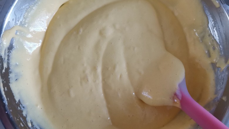 红枣玉米面蒸蛋糕🍰,同样的手法翻拌均匀至看不见蛋白霜