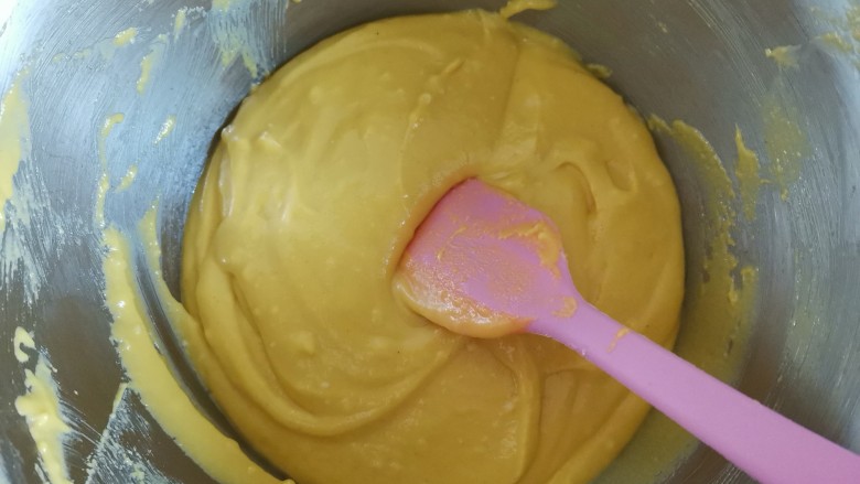 红枣玉米面蒸蛋糕🍰,翻拌均匀至细腻的面糊