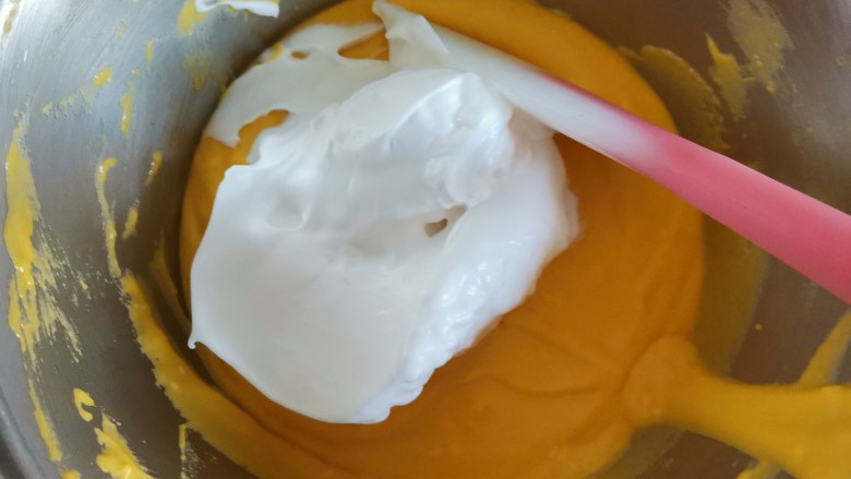 红枣玉米面蒸蛋糕🍰,再取1/3的蛋白霜到蛋黄糊里翻拌均匀，不能画圈搅拌