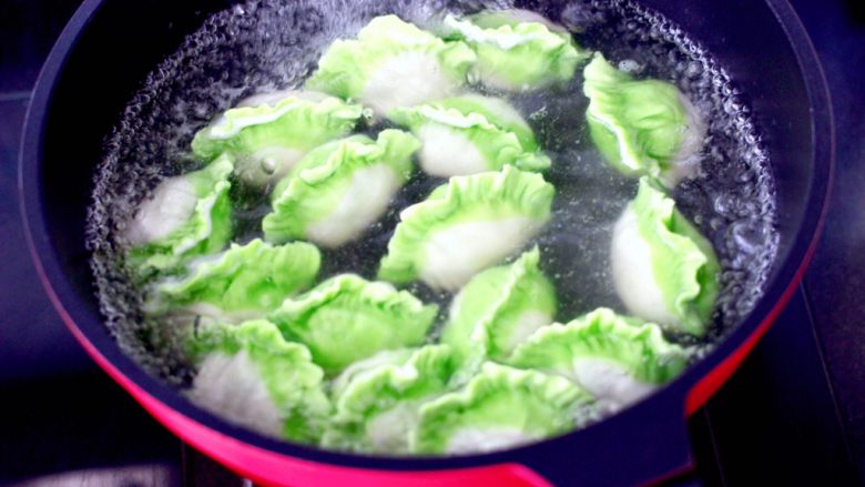 海蛎子肉丁萝卜饺子,锅中倒入适量的清水煮沸，放入包好的饺子大火煮沸后点少许清水，反复3次，看见饺子全部漂浮在水面上即可关火。