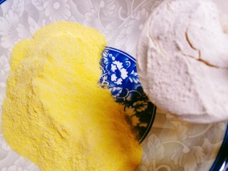 玉米面窝窝头,玉米面粉和中筋面粉称重，分别放到面盆里。