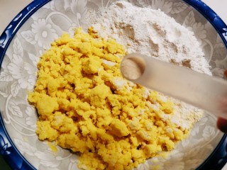 玉米面窝窝头,晾好的面粉放入酵母粉。