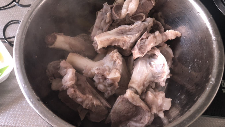 酸菜羊肉➕酸菜平菇粉丝炖羊排,捞出，热水冲洗干净