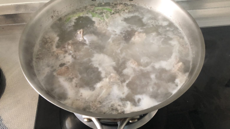 酸菜羊肉➕酸菜平菇粉丝炖羊排,煮出血末，撇去血末，继续煮两分钟